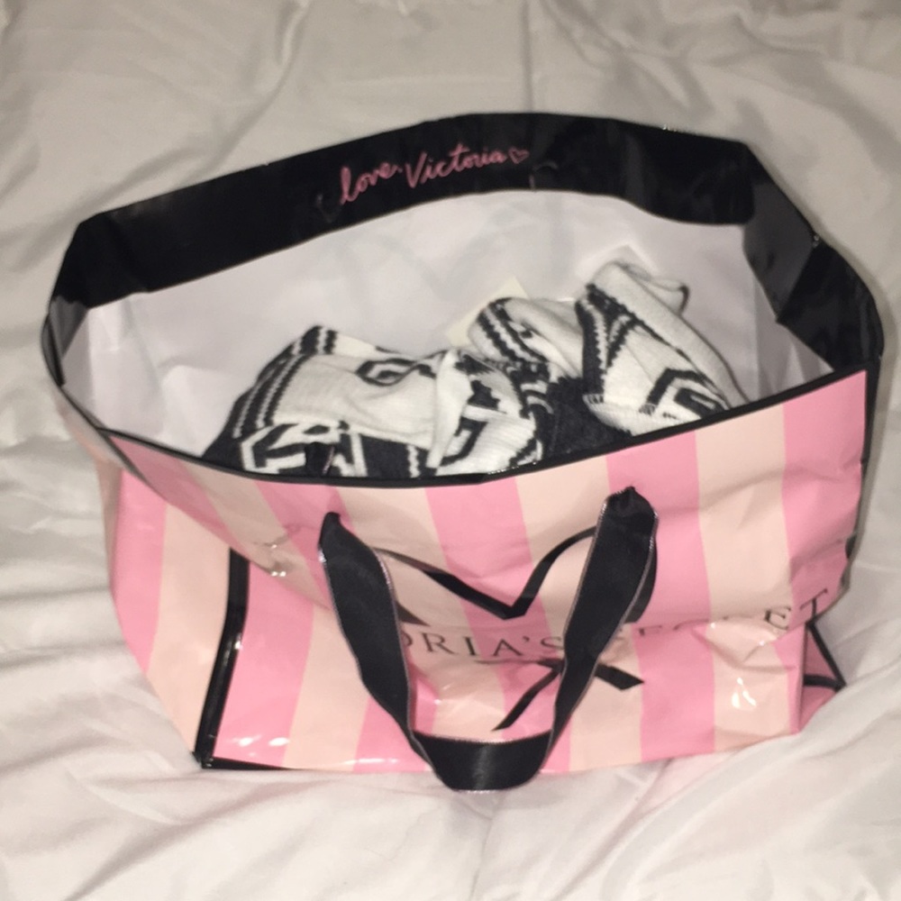 AUTHENTIC PINK SLEEPWEAR NEVER WORN W/ TAGS